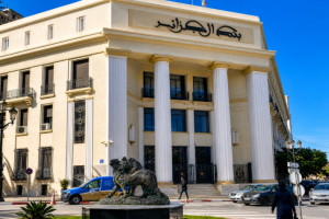 بنك الجزائر يفرض ضوابط جديدة بخصوص استيراد السلع الموجهة لإعادة البيع على الحالة