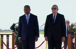 Le Président Tebboune accueille son homologue angolais à l’aéroport international d&rsquo;Alger