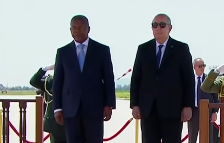 Le Président Tebboune accueille son homologue angolais à l’aéroport international d&rsquo;Alger