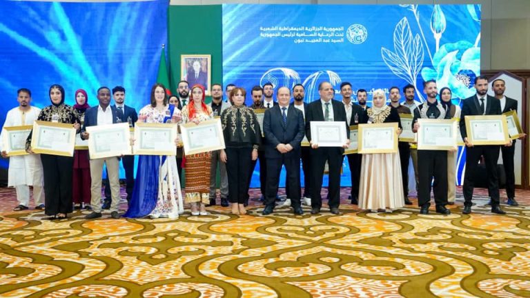 الوزير الأول يُكرّم الفائزين بجائزة رئيس الجمهورية للمبدعين الشباب “علي معاشي”