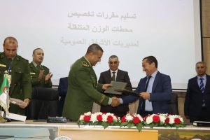 توقيع اتفاقية بين وزارة الأشغال العمومية والدرك الوطني لتعزيز مراقبة “حمولة المركبات الثقيلة”