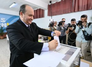 Le Premier ministre accomplit son devoir électoral à Alger