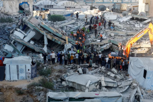 استشهاد 14 شخصا بينهم أطفال إثر انهيار عمارة تؤوي نازحين بغزة